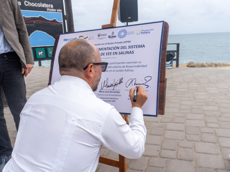 Firma simbólica del convenio